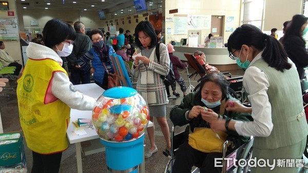 ▲為慶祝台南市立醫院5歲生日快樂，院方舉辦扭蛋活動。（圖／醫院提供）