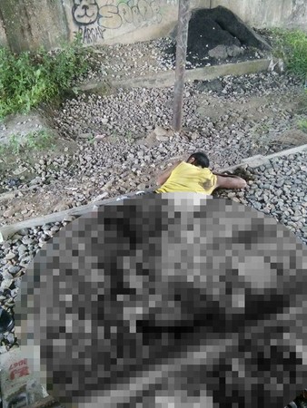 印尼男臥軌「睡覺」，雙腿遭輾斷倒地哀嚎。（圖／翻攝自Abay Bayu Pratama DNT臉書）