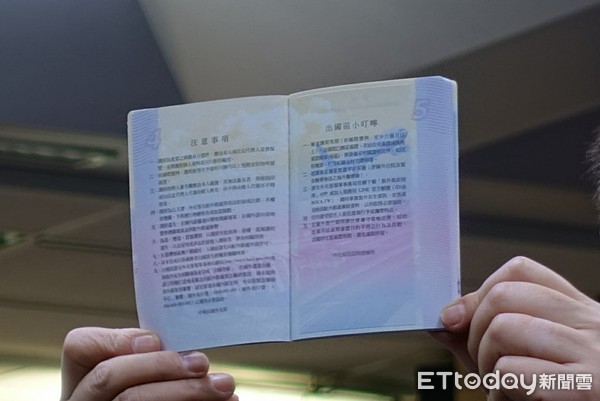 ▲▼貼過貼紙的第二代護照出爐。（圖／記者翁嫆琄攝）