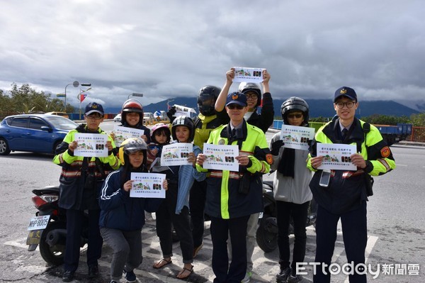 新城警分局在新生橋上之交通工程改善後，加強取締該路口機車未依二段式左轉之違規行為，也曾透過報紙媒體及臉書進行宣導，呼籲機車騎士務必遵守交通規則，在三弦齊奏下，果然立竿見影。（圖／新城分局提供）