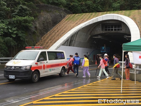 公路總局實施蘇花改蘇澳至東澳段通車前第四場防救災演練，災害情境從車輛追撞、冒煙起火，逐漸升級為嚴重災害規模，各級應變人員的應變作為不斷策進、對於高科技設備的熟悉性亦不斷提升。（圖／公路總局提供）