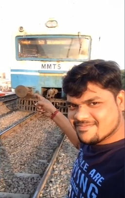 印度男子和火車被撞飛。（圖／翻攝YouTube）