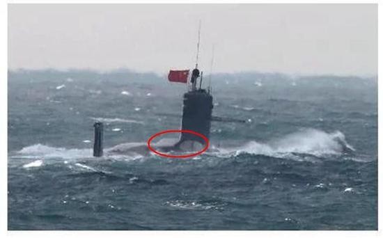 日本拍攝的中國093B攻擊核潛艇，後部隆起的龜背很醒目。（圖／翻攝自大陸網站）