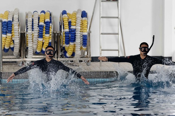 海龍儲訓144期學員進行潛水測驗，學員以跨步式入水法下水。（圖／軍聞社）