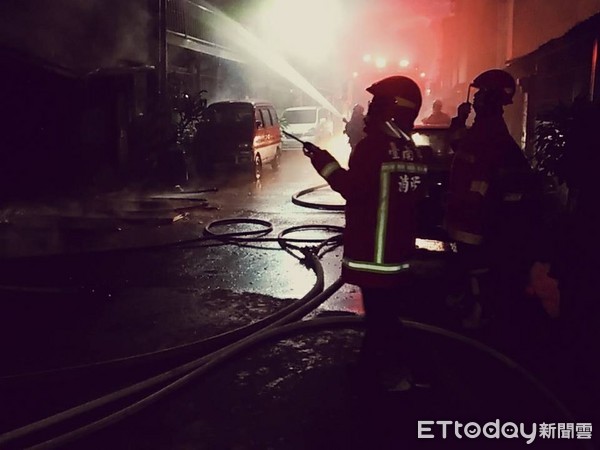 ▲現場火勢很大，消防人員全力射水搶救。（圖／記者林悅翻攝）
