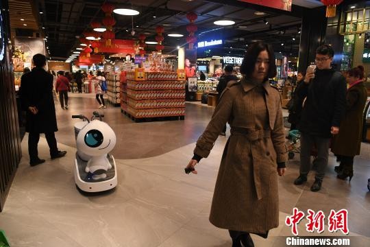 ▲▼重慶一超市聘請機器人當導遊             。（圖／翻攝自中新網）