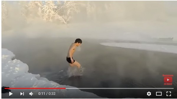 挑戰-60°C「地球最冷村」　日男脫光跳入結冰河水。（圖／翻攝自SevenDays的YouTube）