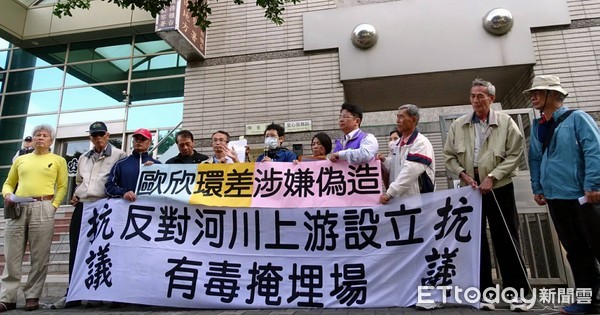 ▲環保團體25日上午到台南地檢署舉發歐欣公司涉嫌造假。（圖／環保團體提供）