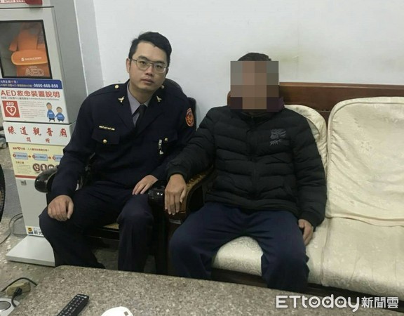 ▲▼員警耐心傾聽憂鬱男子心聲後打消他的輕生念頭。（圖／記者陳豐德翻攝）