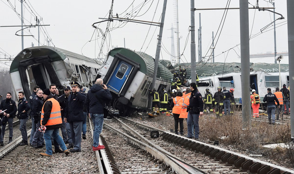 ▲▼ 義大利米蘭近郊發生通勤列車出軌意外，已知5死百傷。（圖／路透）