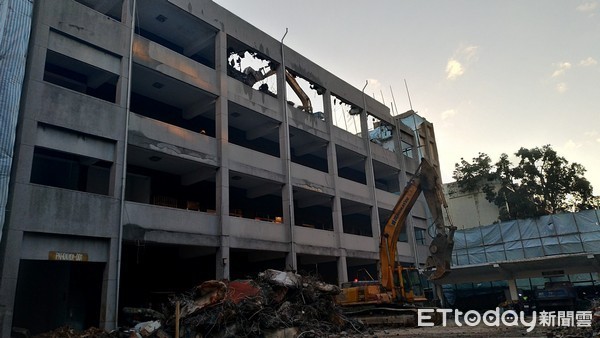 ▲桃園憲兵隊營舍進行拆除，將暫做停車場。（圖／桃園市政府提供）