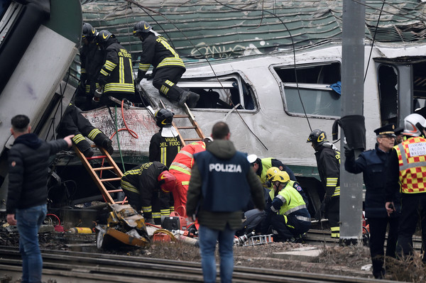 ▲ 義大利列車發生出軌意外，車廂扭曲變形至少2人死亡，上百人受到輕傷。（圖／路透社）