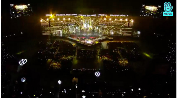 ▲EXO缺席《首爾歌謠大賞》，粉絲EXO-L還是到現場應援。（圖／翻攝自Vlive）