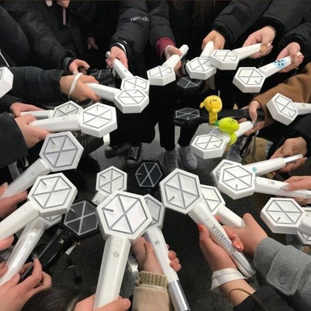 ▲EXO缺席《首爾歌謠大賞》，粉絲EXO-L還是到現場應援。（圖／翻攝自推特）