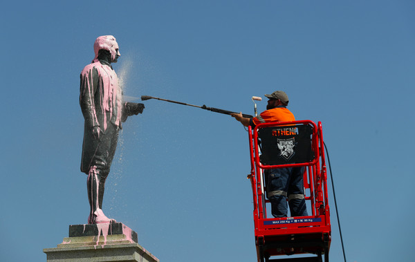 ▲英國庫克船長雕像今（25）日遭潑粉色油漆。（圖／路透社）