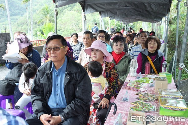 為推動台東地區特色作物有機栽培技術，農業委員會台東區農業改良場日前在大武鄉大鳥村辦理「樹豆不同播種期有機栽培示範觀摩會」，吸引對樹豆栽培有興趣的農友共92人前來參加。（圖／台東農改場提供）