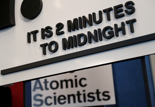 ▲▼末日鐘，又稱末日時鐘(Doomsday Clock)為虛構鐘面，標示出世界受核武威脅的程度。（圖／路透）
