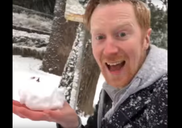 ▲▼在日本工作的挪威人，因為東京下雪而相當興奮。（圖／翻攝自YouTube／Mr Yabatan）