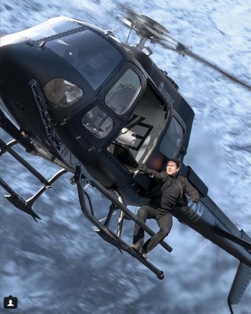 湯姆克魯斯開IG！《不可能的任務6》再玩命外掛直升機。（圖／翻攝自湯姆克魯斯IG）
