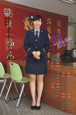 ▲▼正妹女警防搶演練。（圖／翻攝自警方臉書）