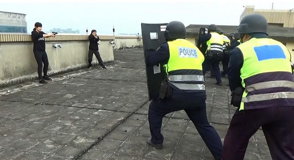 ▲▼正妹女警防搶演練。（圖／翻攝自警方臉書）