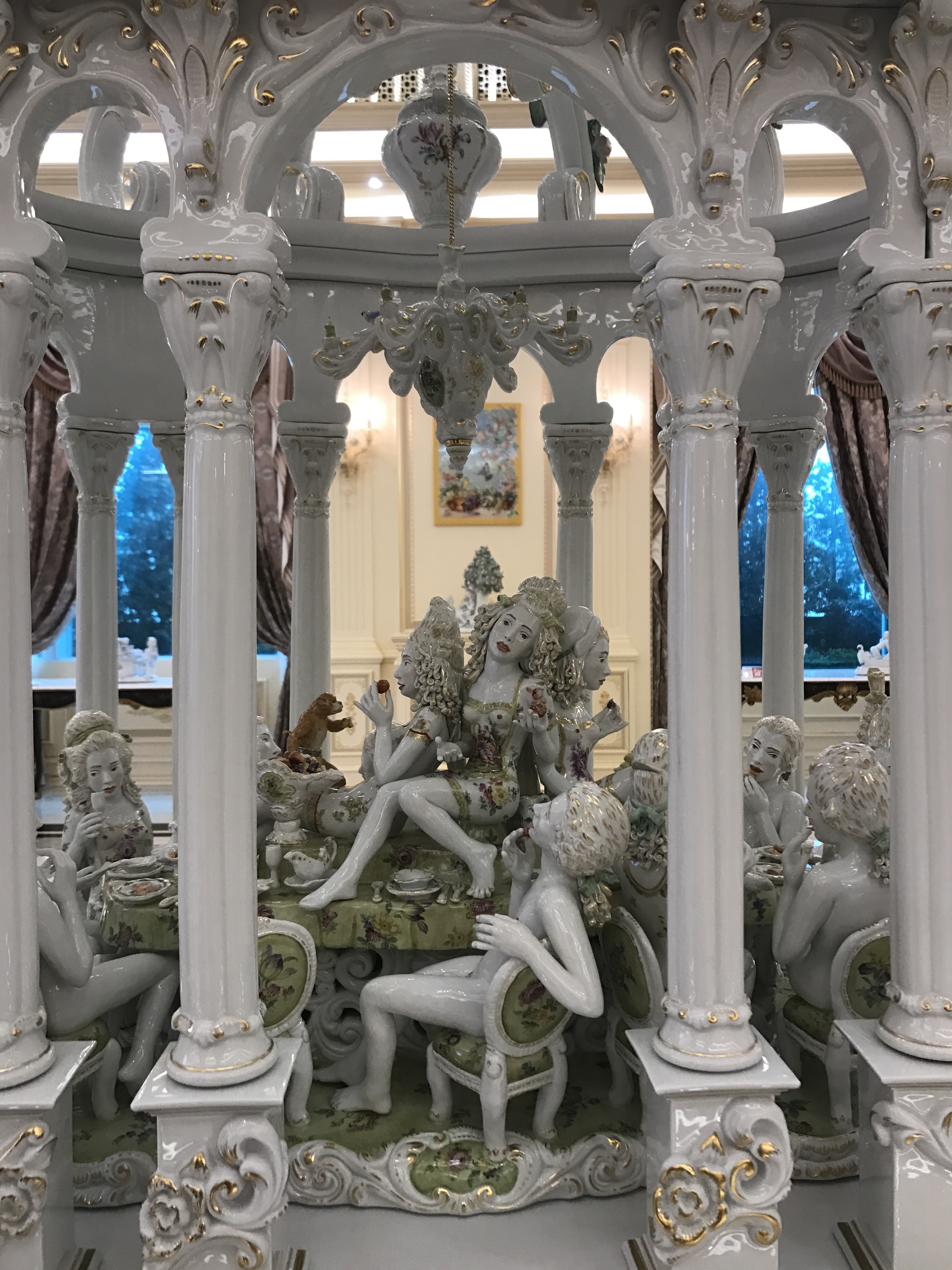 ▲麥森瓷器與美國新興藝術家克麗絲・安特曼作品「愛的聖殿」在台展出。（圖／記者蔡惠如攝）
