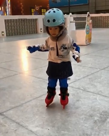 ▲▼2歲Mia溜冰初體驗。（圖／翻攝自楊銘威Instagram）
