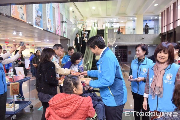 花蓮市長魏嘉賢偕原住民婦女幹部前往門諾醫院賀年,與現場來賓與婦女幹部同唱詩歌，並贈春聯祝大家新年快樂。（圖／花蓮市公所提供）