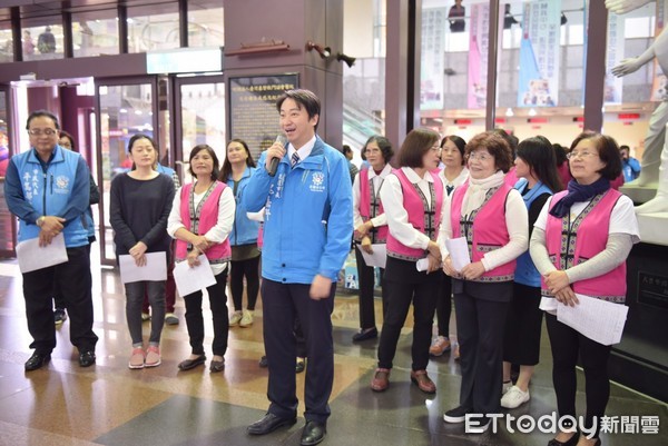 花蓮市長魏嘉賢偕原住民婦女幹部前往門諾醫院賀年,與現場來賓與婦女幹部同唱詩歌，並贈春聯祝大家新年快樂。（圖／花蓮市公所提供）