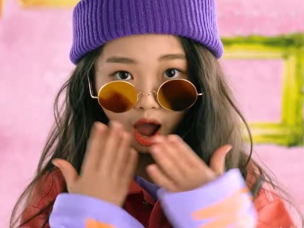 ▲韓9歲小蘿莉首次發單曲！MV「調情」酒吧只賣香蕉牛奶。（圖／翻攝自YouTube 어썸하은 [Awesome Haeun]）