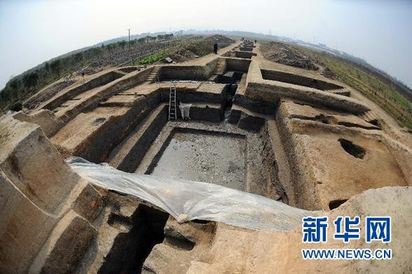 正在發掘中的良渚古城遺址，拍攝於2011年3月9日。（圖／翻攝自新華網）