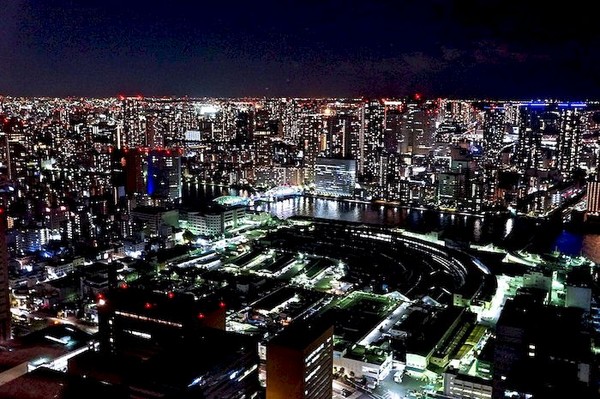 ▲日本的夜景之所以美麗，愛加班的日本上班族功不可沒。（圖／瓶顆攝）