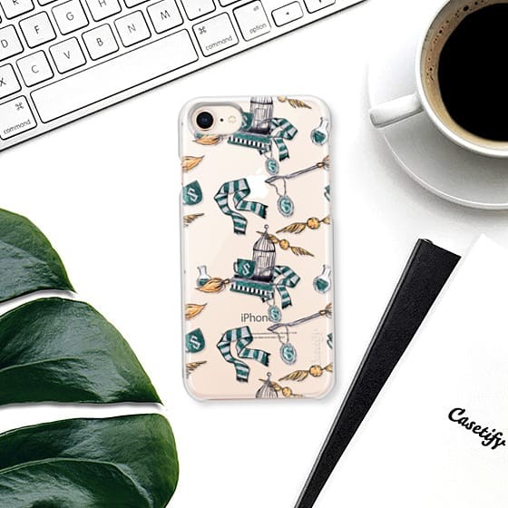 哈利波特手機殼（圖／網路翻拍）https://www.casetify.com/zh_TW/product/harry-potter-slytherin-transparent-pattern-fashion-illustration-african-american-girl-gold-glitter-teal-green/iphone8/snap-case?color=gold#/410600