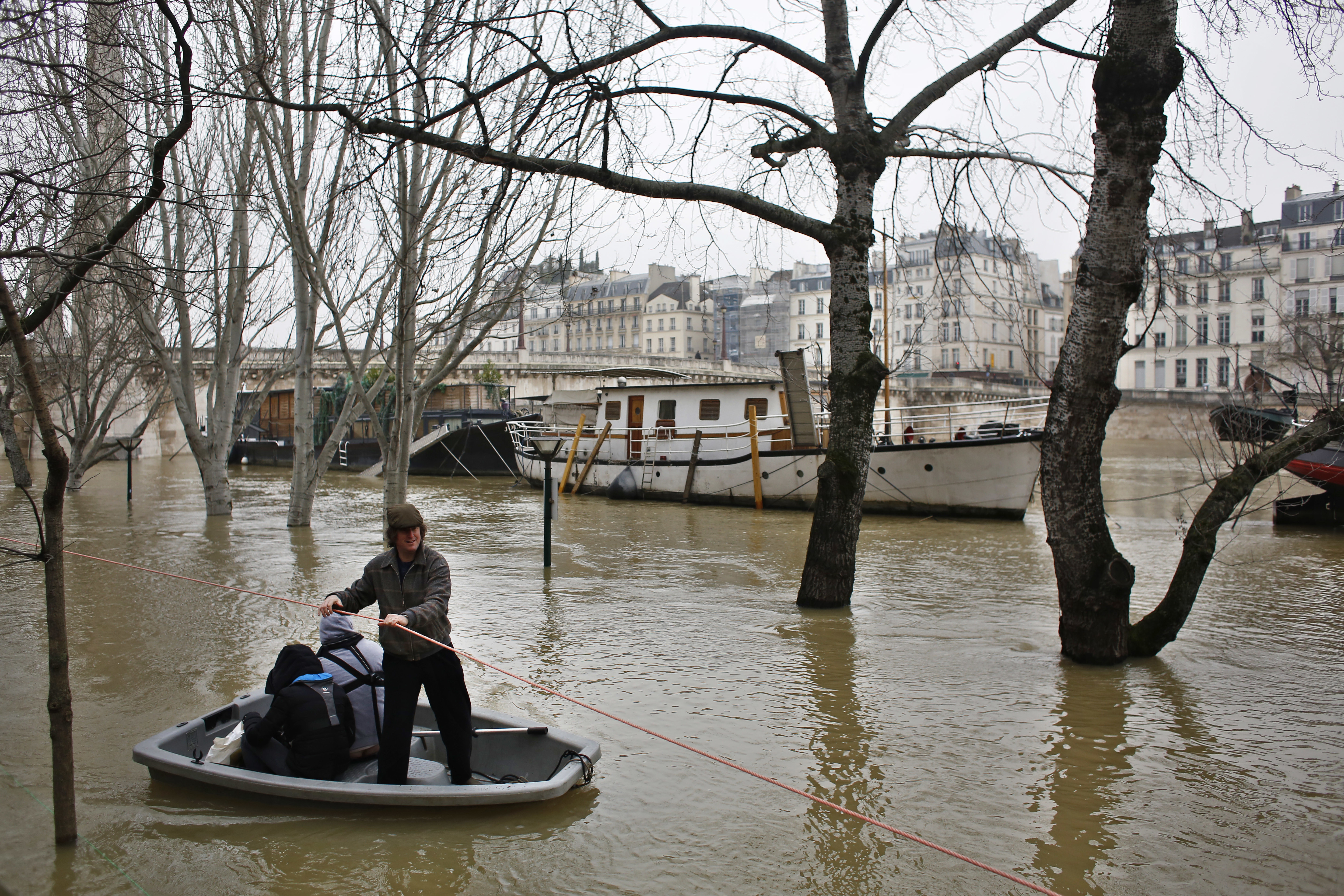▲▼塞納河（Seine）潰堤水淹巴黎，千人緊急疏散。（圖／達志影像／美聯社）
