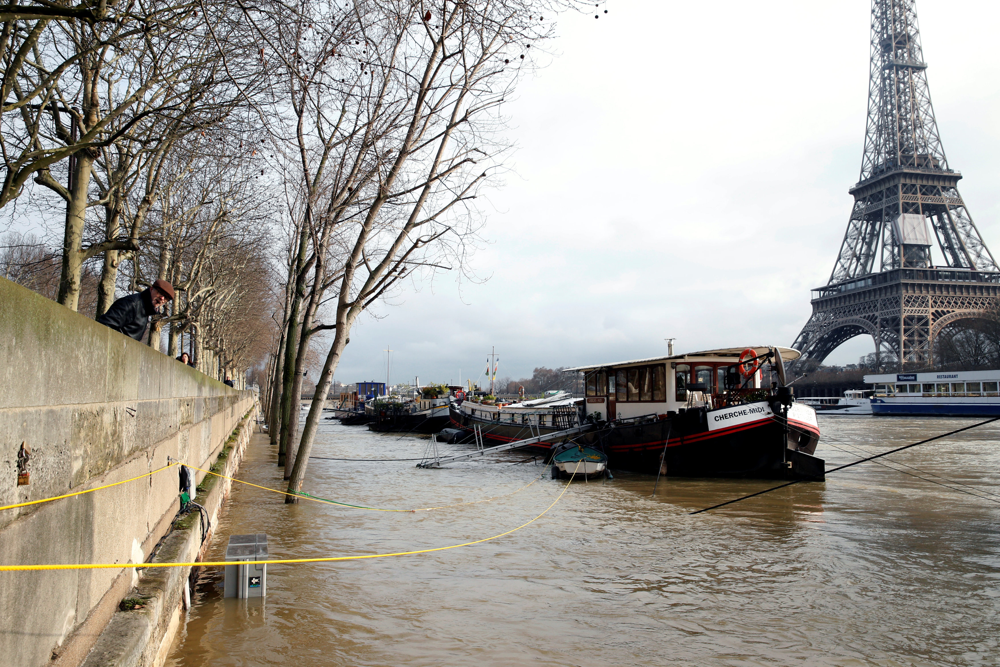 法国塞纳河因暴雨导致水位暴涨 沿岸遭水淹