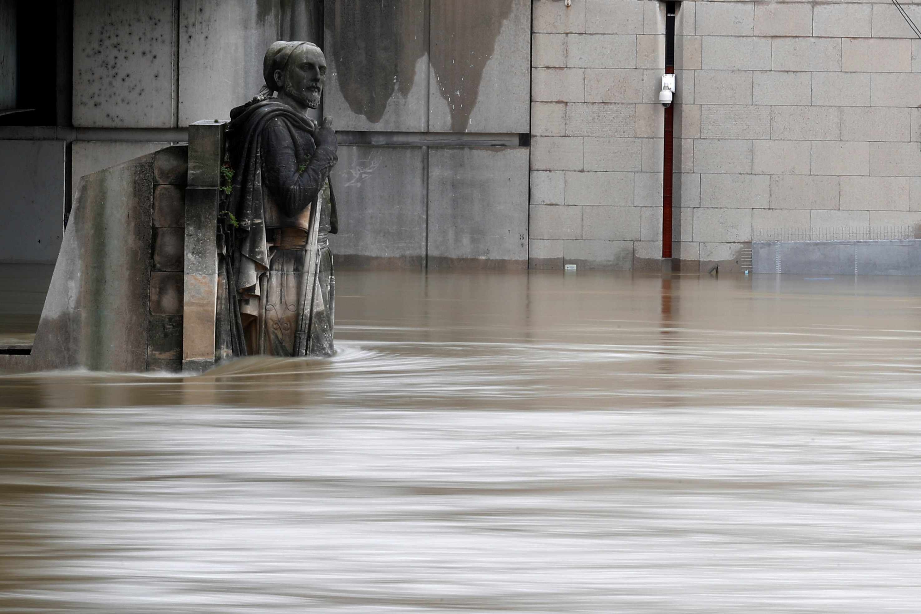 ▲法國塞納河（Seine）潰堤水淹巴黎，千人緊急疏散。（圖／路透社） 