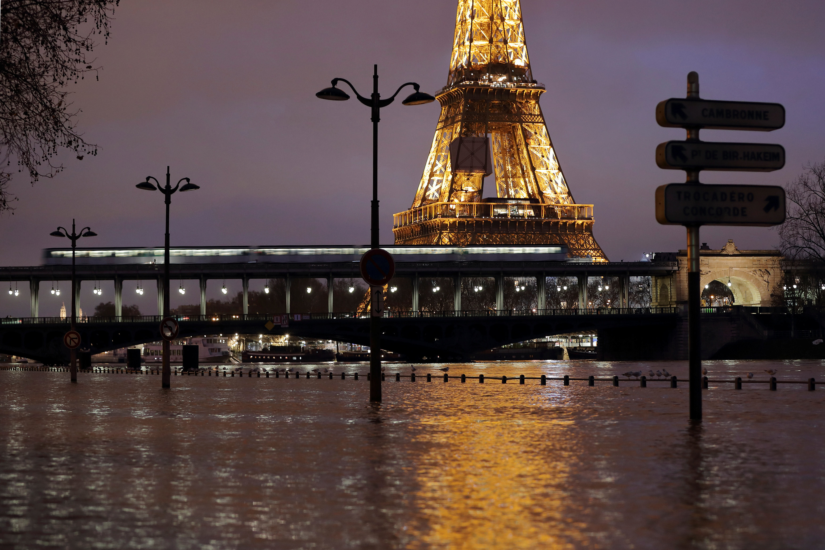 ▲法國塞納河（Seine）潰堤水淹巴黎，千人緊急疏散。（圖／路透社）