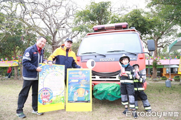 ▲消防車裝扮成卡通TAYO小巴士吸引小朋友的目光。（圖／消防局提供）
