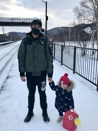 ▲▼藍鈞天帶著老婆小孩到北海道玩雪。（圖／寶麗來國際娛樂）