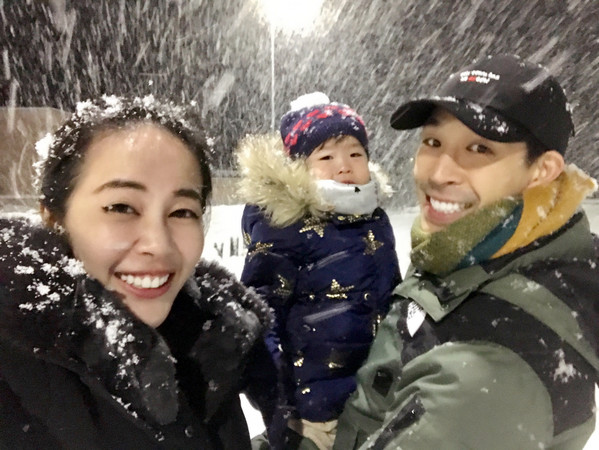 ▲▼藍鈞天帶著老婆小孩到北海道玩雪。（圖／寶麗來國際娛樂）