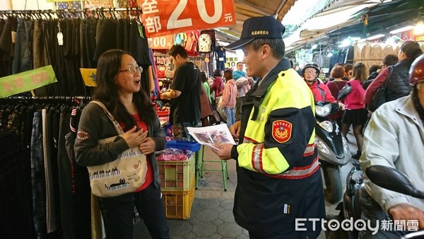 年關將近，花蓮警分局近日開始針對轄區內的綜合市場等人潮聚集場所，由員警強力放送防扒、防竊及防詐騙觀念，提醒民眾注意隨身財物，同時加強防竊觀念及協助警方預防犯罪。（圖／花蓮縣警察局提供）