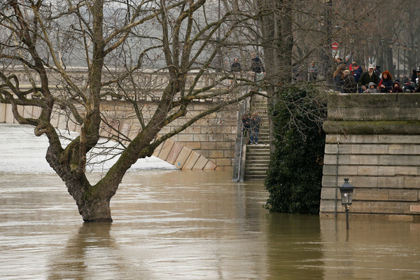 ▲法國塞納河（Seine）潰堤水淹巴黎，千人緊急疏散。（圖／路透社） 