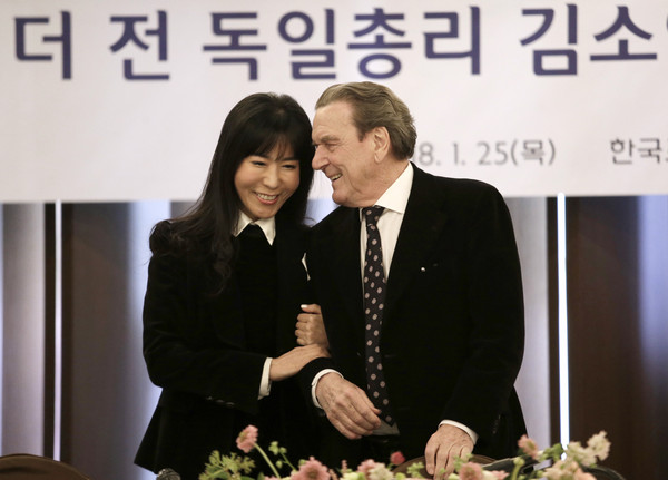 ▲▼ 5度結婚娶年輕26歲韓國女翻譯！　德國前總理：見過家長了。（圖／達志影像／美聯社）