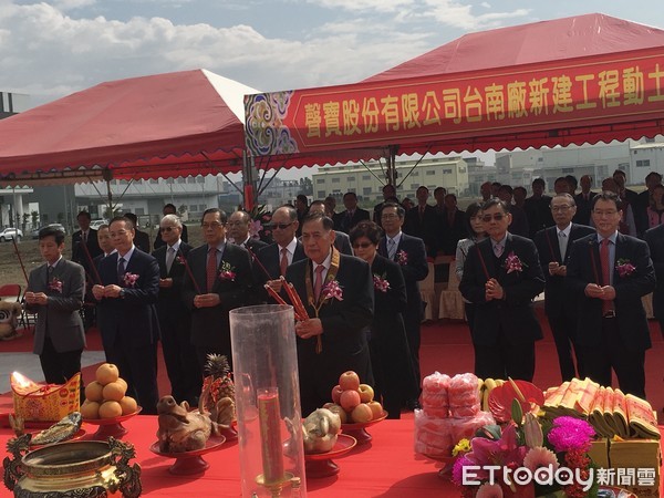 ▲聲寶集團總裁陳盛沺等人上香祈求工程平安順利。（圖／記者林悅攝） 