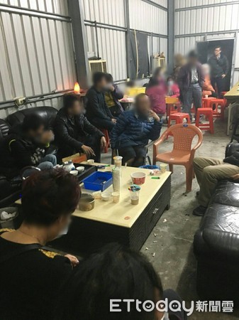 ▲台南市警三分局破獲職業睹場，一舉查獲賭客33人。（圖／記者林悅翻攝）