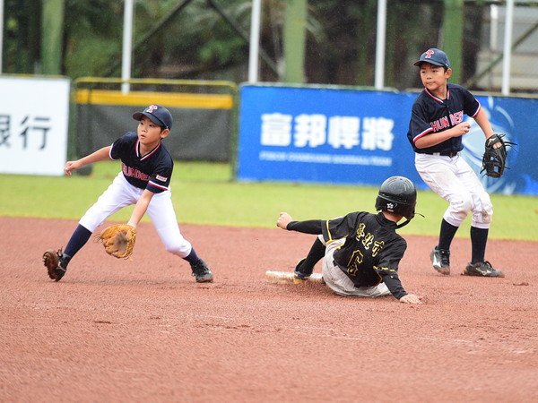 ▲日僑雷公與北市龍山交流。（圖／富邦提供）