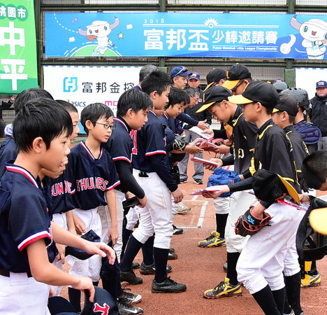 ▲日僑雷公與北市龍山交流。（圖／富邦提供）