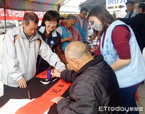 ▲台南市黃秀霜之友會舉辦「歡喜迎新春 金狗旺旺來－名家揮毫」活動，在仁德鍾厝廟舉辦第2場，邀請台南書法名家郭銀良、賴明吉、翁資雄蒞臨揮毫，書寫春聯與賀詞並免費贈送。（圖／黃秀霜提供）