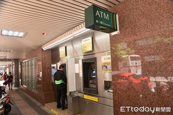 第一銀行ATM。（圖／記者李毓康攝）