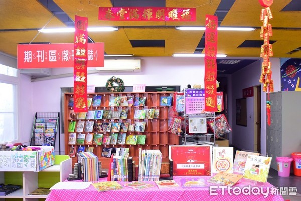 花蓮市立圖書館因應農曆春節到來，在兒童館推出中國節主題書展，展出六十冊與中國節慶相關的書籍，讓到圖書館的大小朋友了解各個節慶的意義與各地文化習俗的不同。（圖／花蓮市公所提供）
